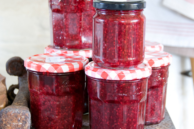 Frambozenjam in potjes op elkaar gestapeld